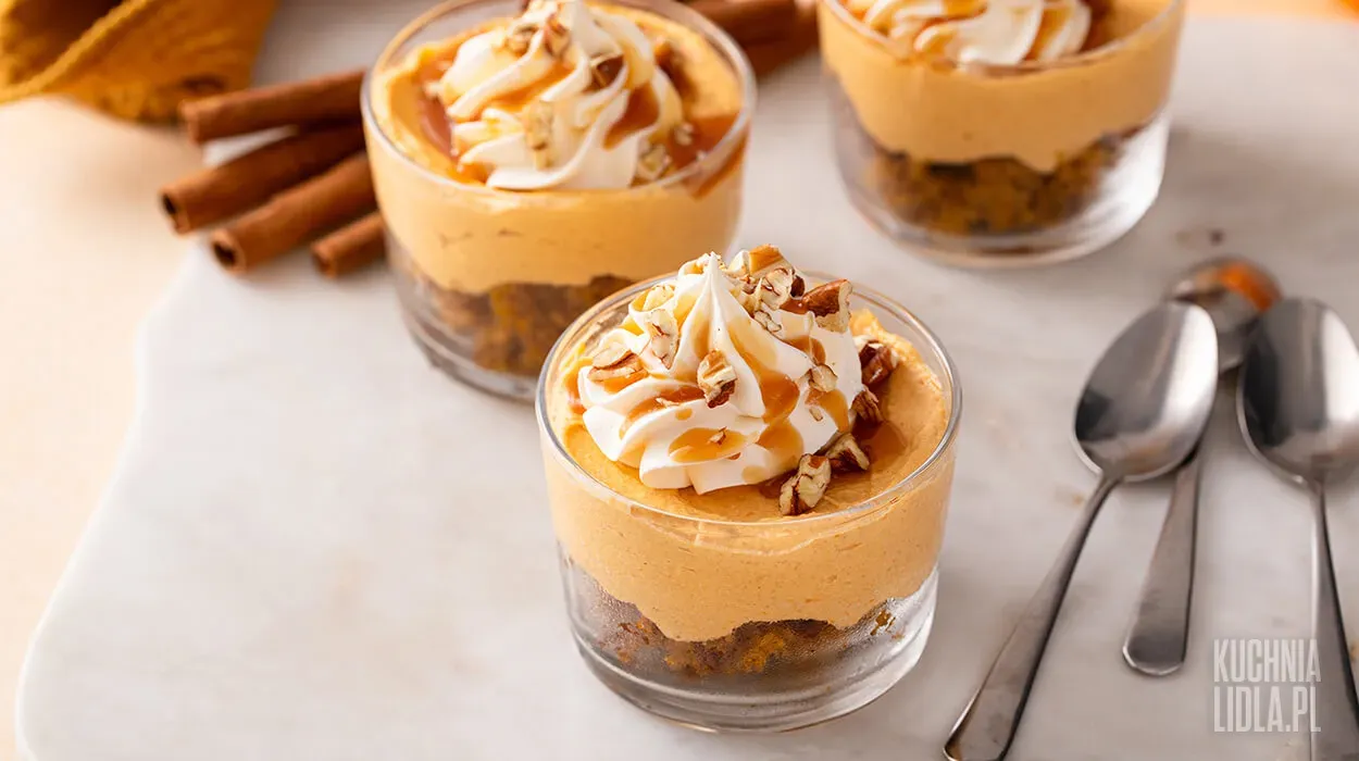 Deser korzenny z sosem pomarańczowym